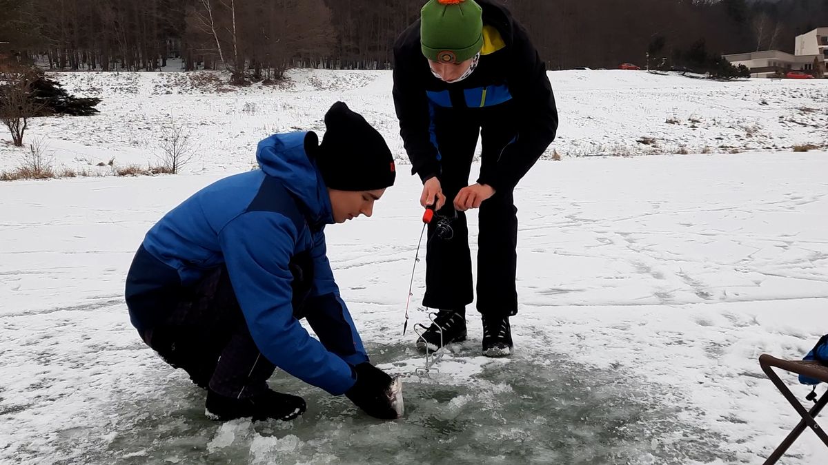 Rybáři tahali z ledové vody jednu rybu za druhou, umožnil jim to lov na dírkách